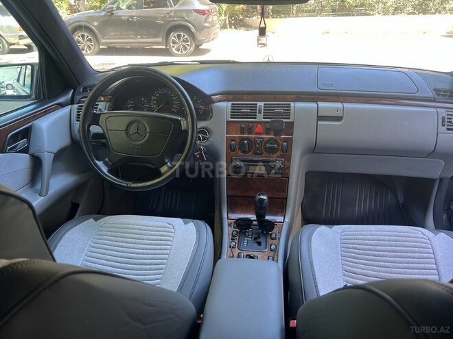 Mercedes E 240-10
