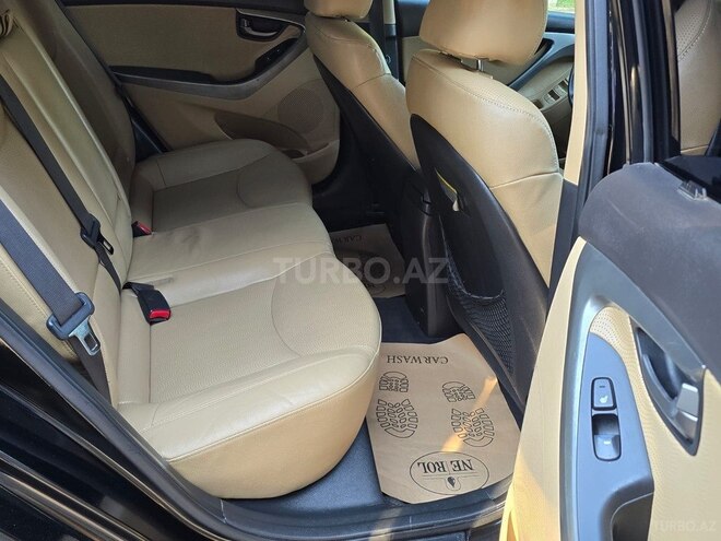 Hyundai Elantra-11