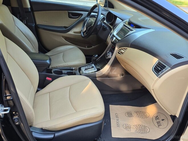 Hyundai Elantra-12