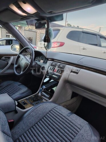 Mercedes E 240-3