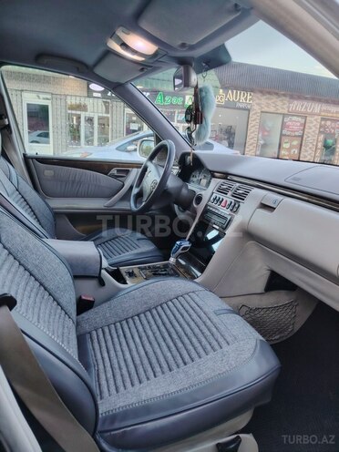 Mercedes E 240-4