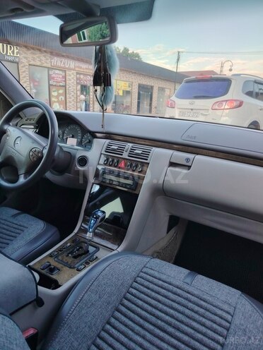 Mercedes E 240-2