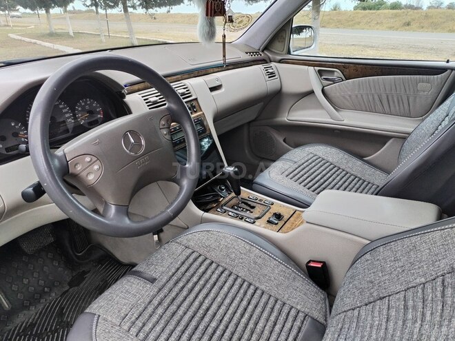 Mercedes E 240-13