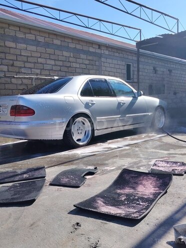 Mercedes E 240-11