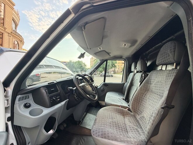 Ford Transit-12