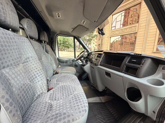 Ford Transit-16