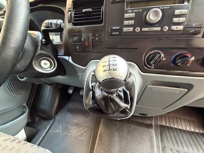Ford Transit-15