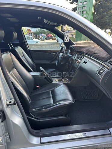 Mercedes E 320-13