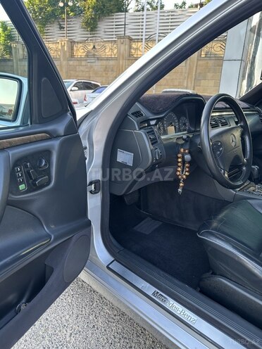 Mercedes E 320-11
