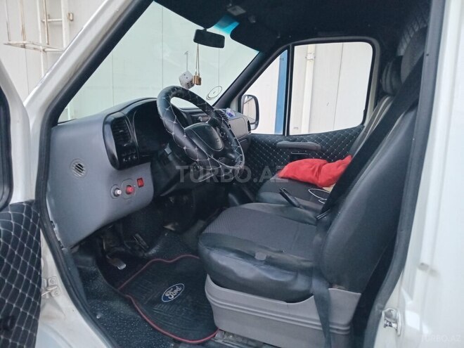 Ford Transit-9