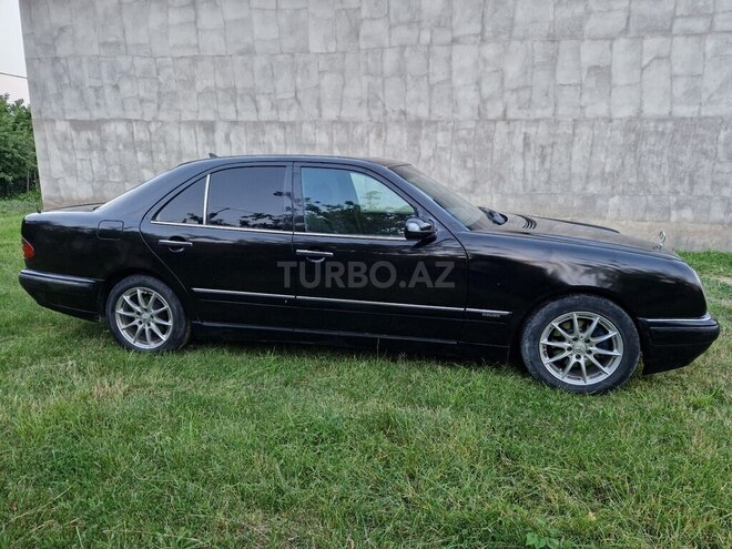 Mercedes E 240-3