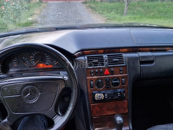 Mercedes E 240-5
