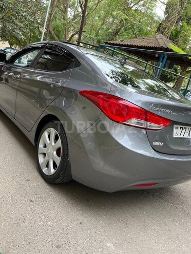 Hyundai Elantra-2