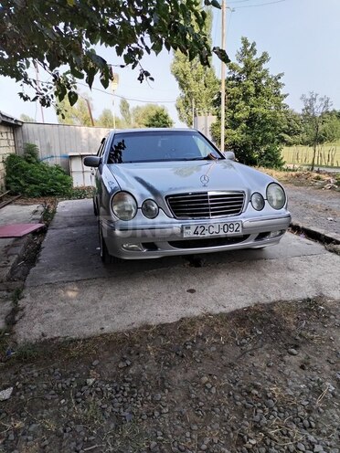 Mercedes E 220-1