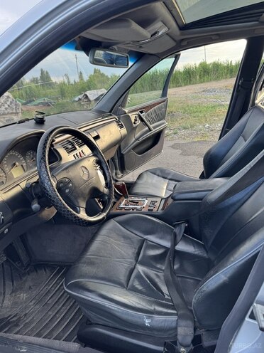 Mercedes E 280-7