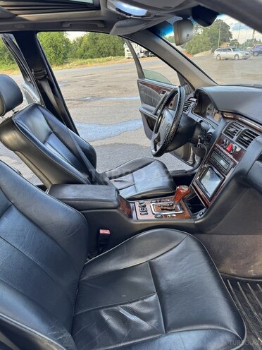 Mercedes E 280-8
