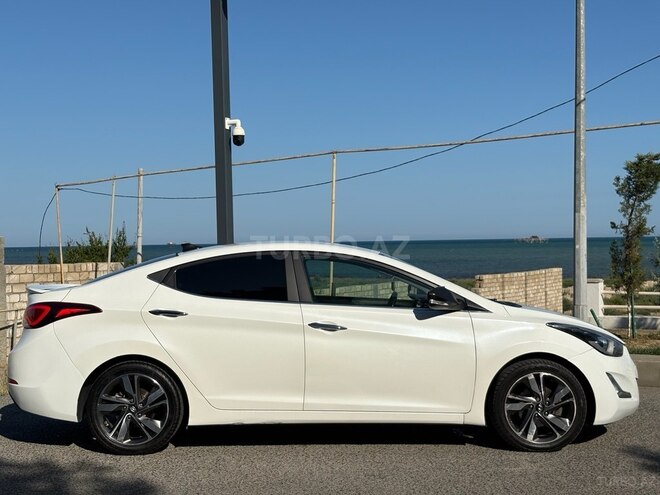 Hyundai Elantra-11