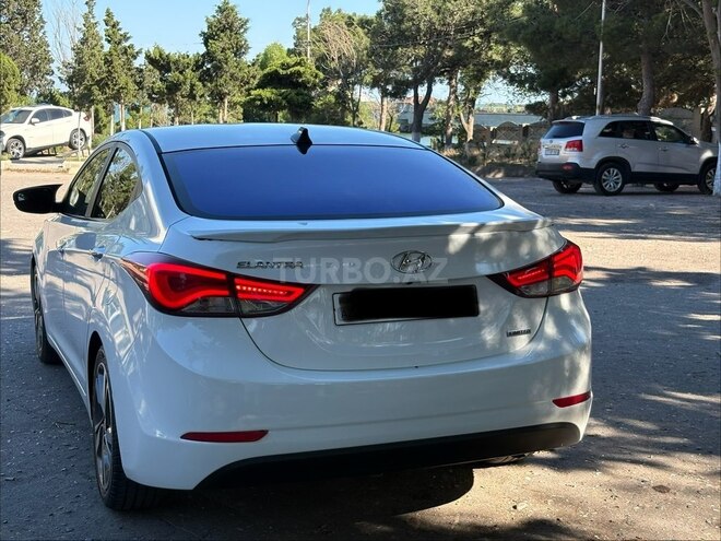 Hyundai Elantra-13
