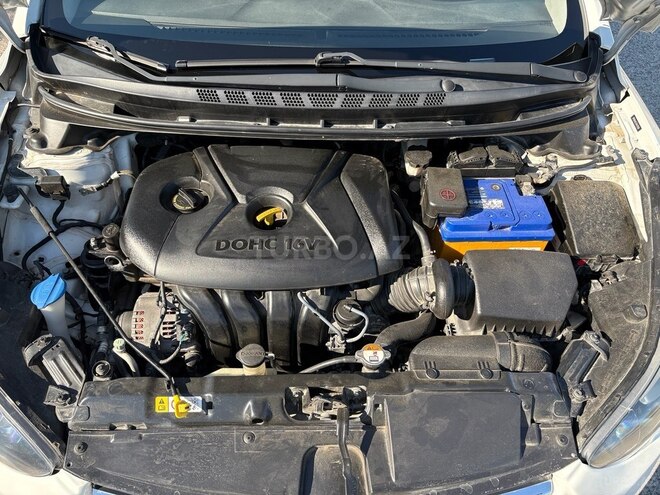 Hyundai Elantra-16