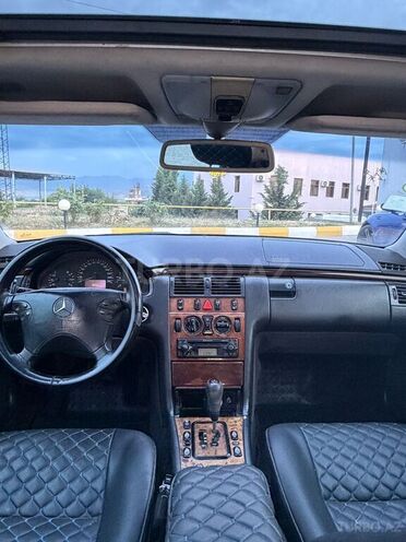 Mercedes E 270-12
