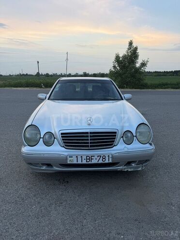 Mercedes E 270-1