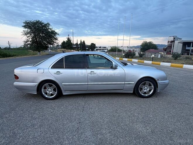 Mercedes E 270-3
