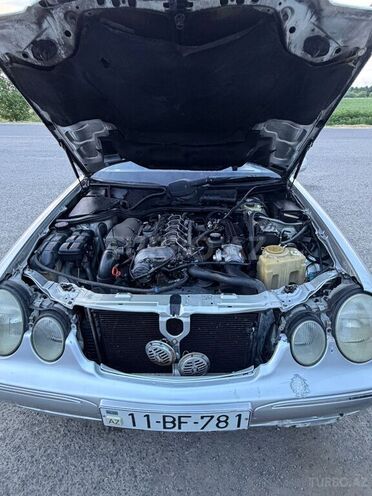 Mercedes E 270-10