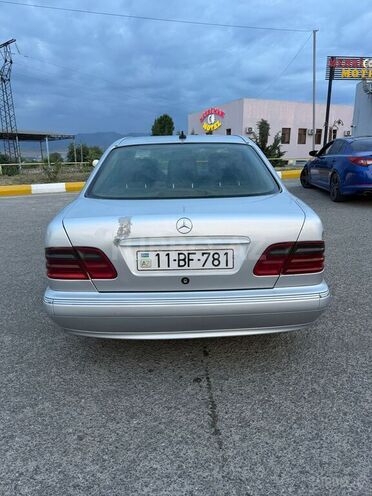 Mercedes E 270-5