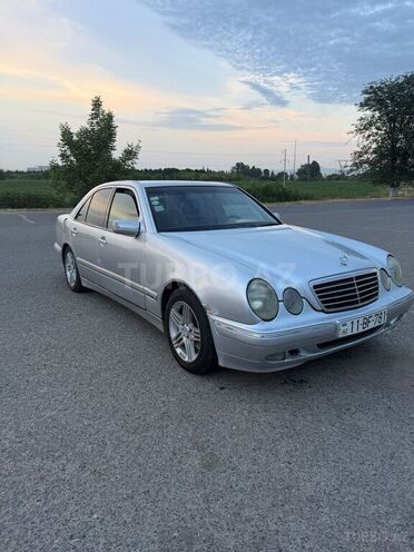 Mercedes E 270-2