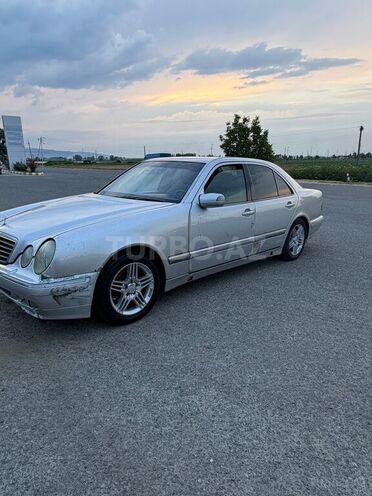Mercedes E 270-7