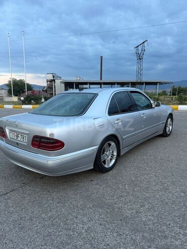 Mercedes E 270-6