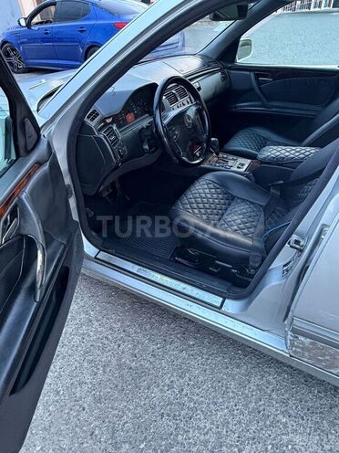Mercedes E 270-8