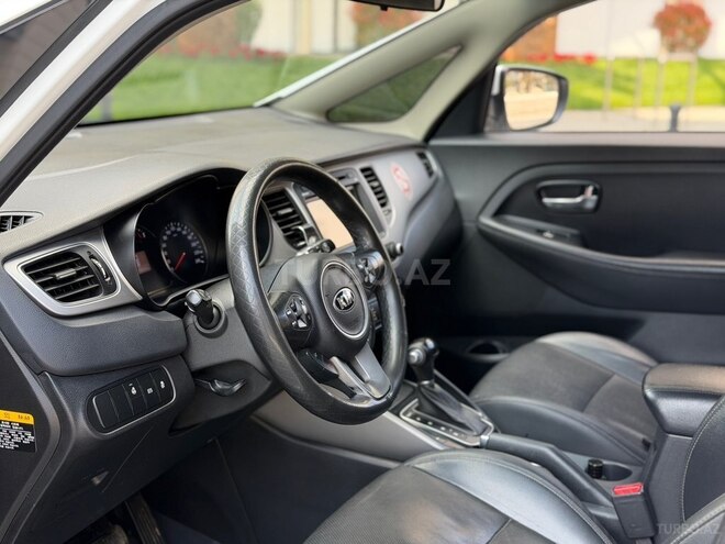 Kia Carens-9