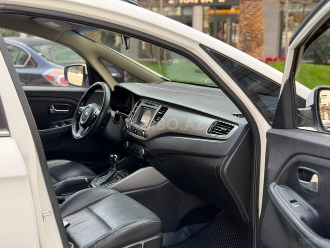 Kia Carens-10