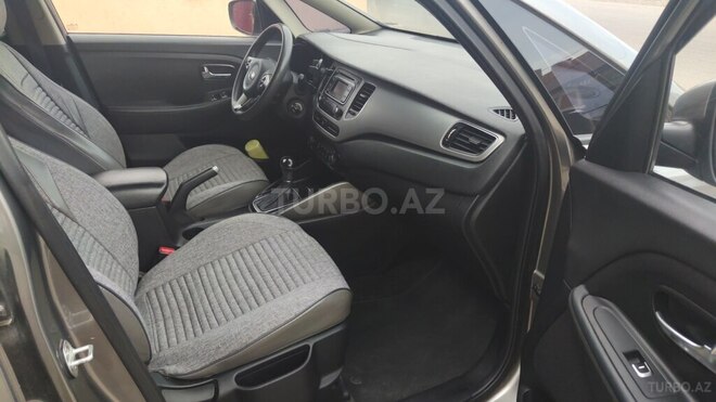 Kia Carens-6
