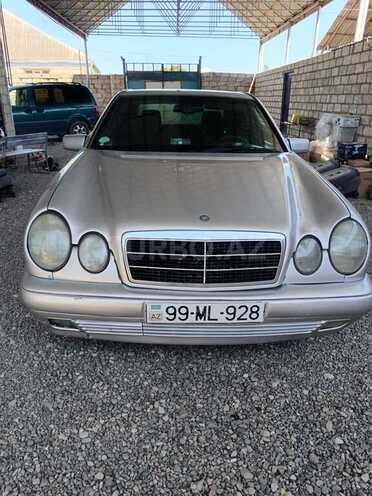 Mercedes E 220-1