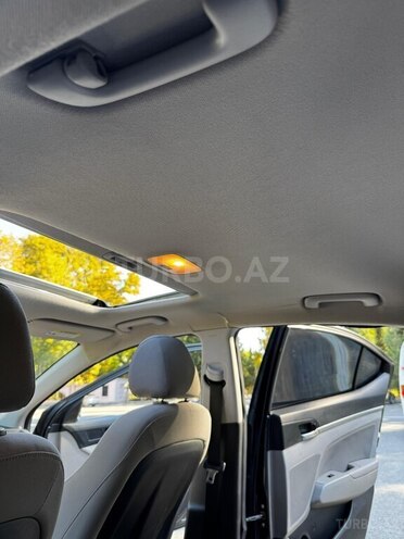 Hyundai Elantra-13