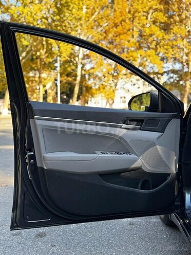 Hyundai Elantra-12
