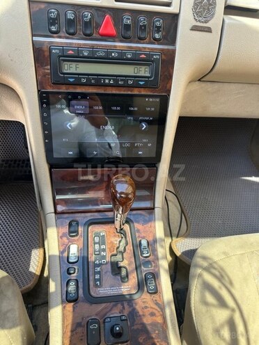 Mercedes E 320-6