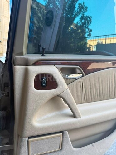 Mercedes E 320-7