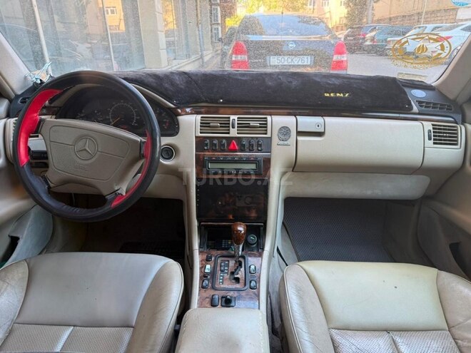 Mercedes E 320-13