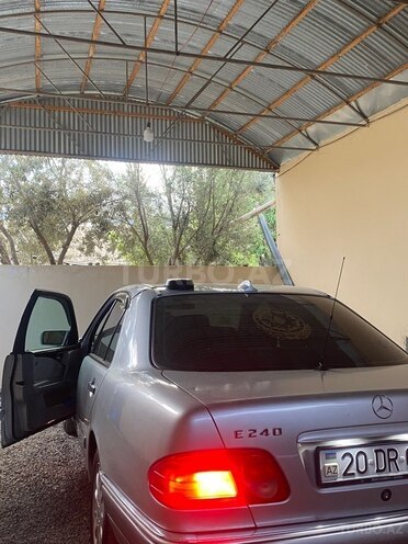 Mercedes E 240-4