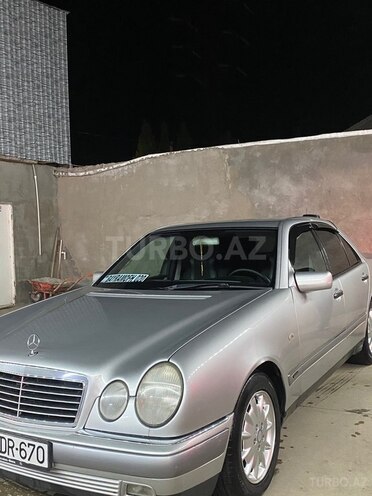 Mercedes E 240-2