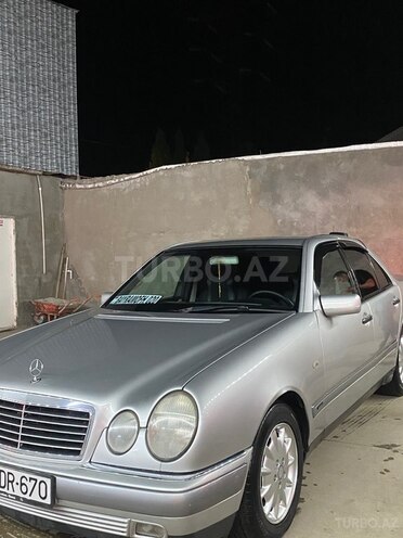 Mercedes E 240-3