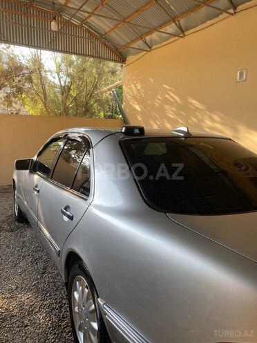 Mercedes E 240-10