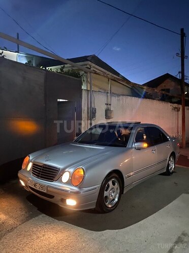 Mercedes E 280-1