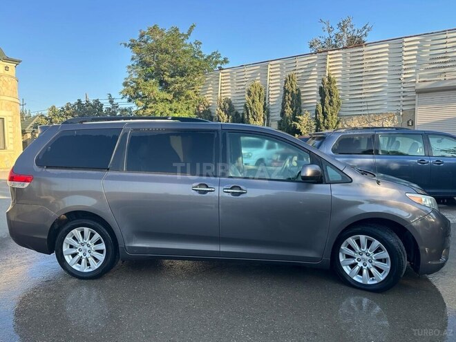 Toyota Sienna-2
