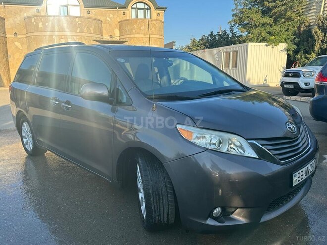 Toyota Sienna-4