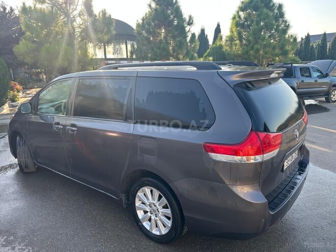 Toyota Sienna-3