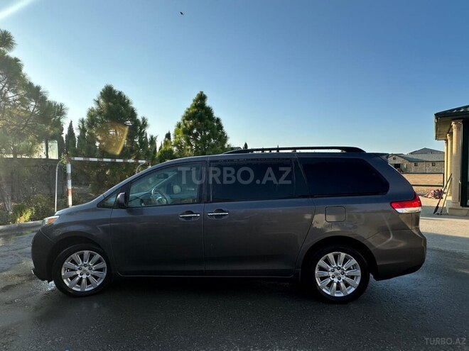 Toyota Sienna-8